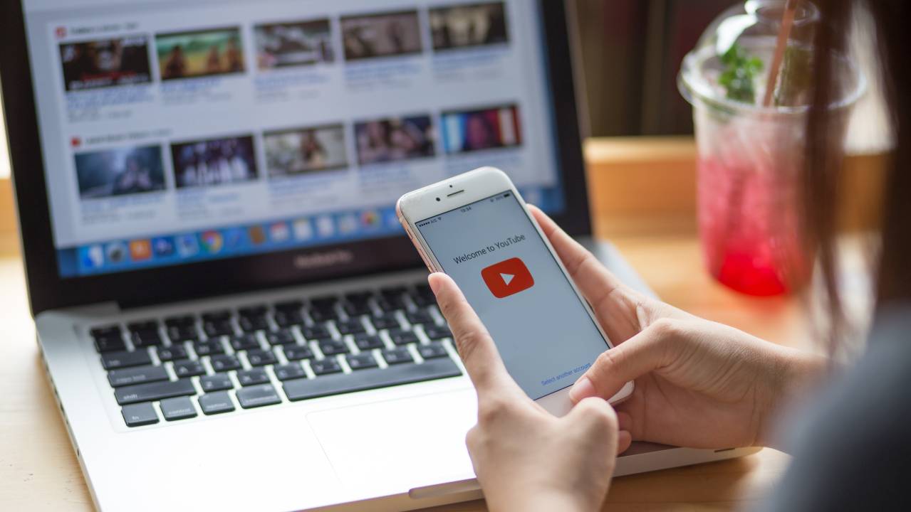 schermata youtube su desktop e mobile