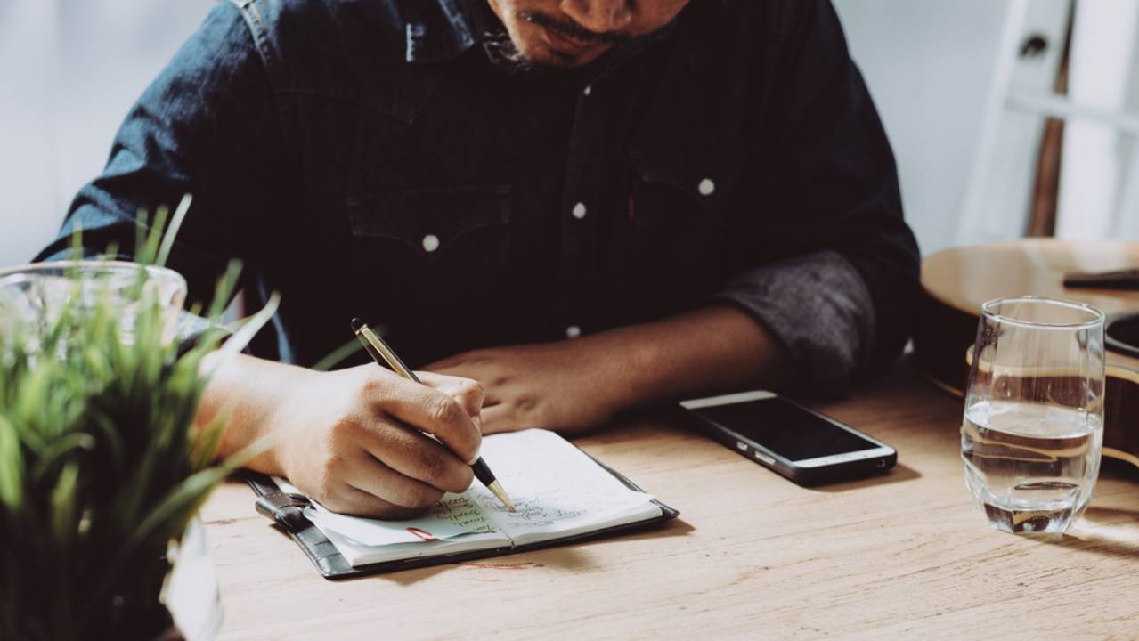 persona che organizza il suo tempo su agenda