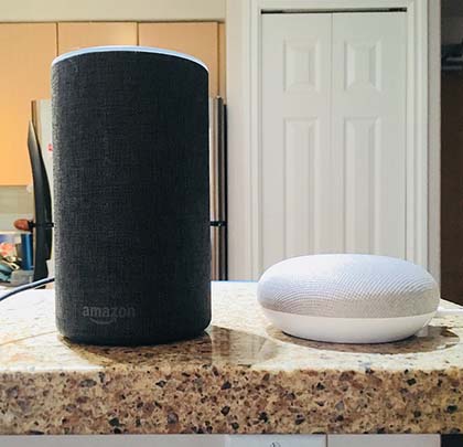 Amazon Echo a sinistra Google Home Mini a destra