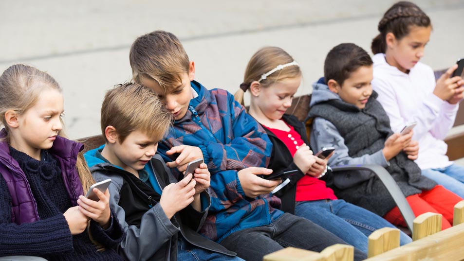 famiglia smartphone bambini