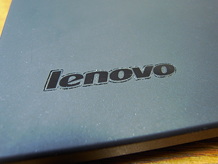 Marchio Lenovo sulla scocca di un portatile