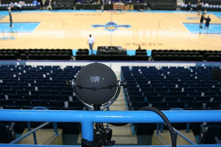 Un olofono su un campo da basket