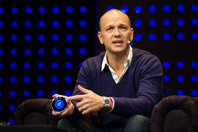 Tony Fadell con il termostato Nest