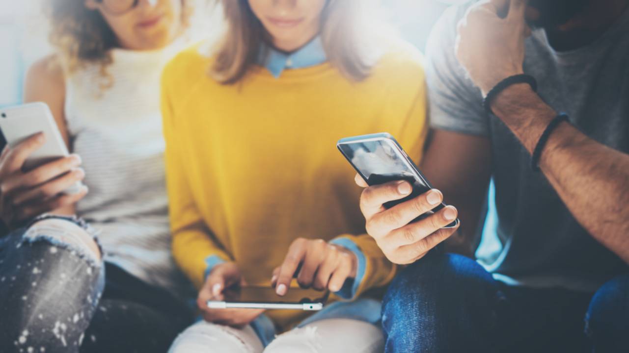 Persone che usano smartphone