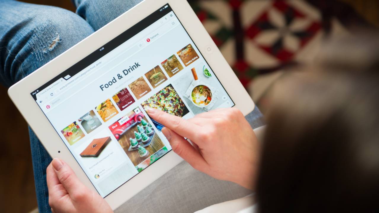 persona che gestisce il suo profilo Pinterest da tablet