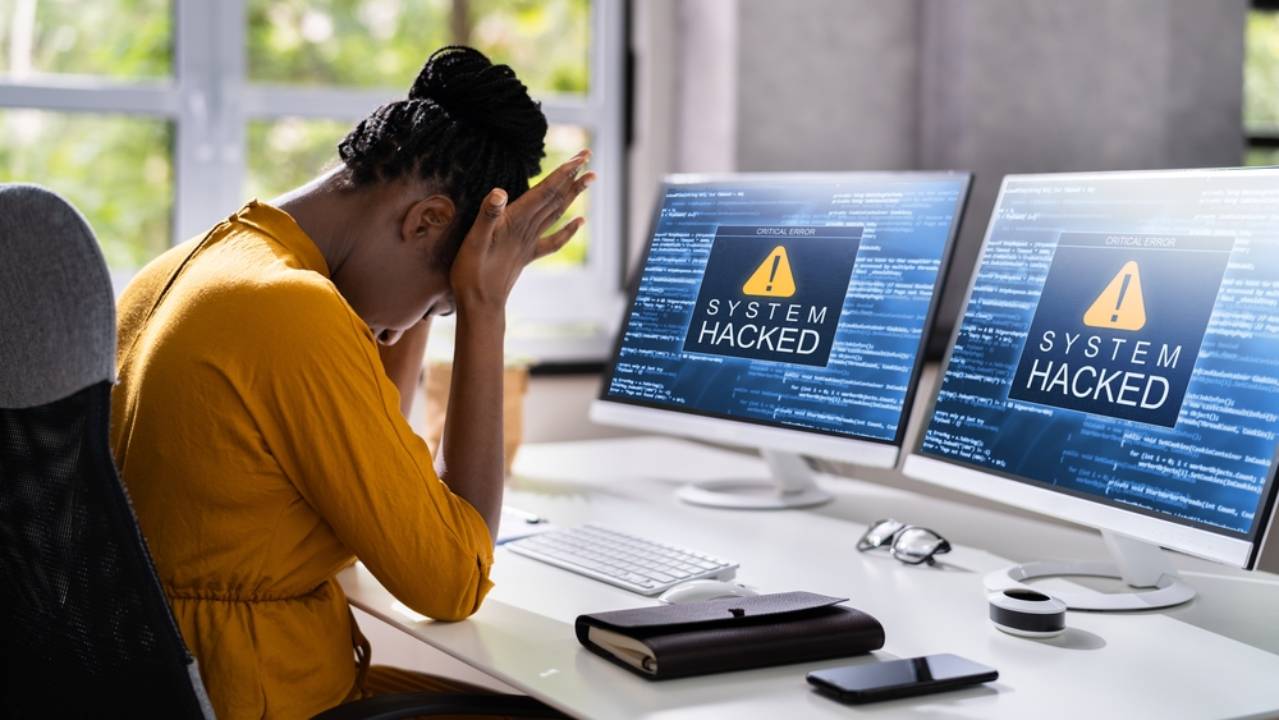 computer infettato e persona disperata