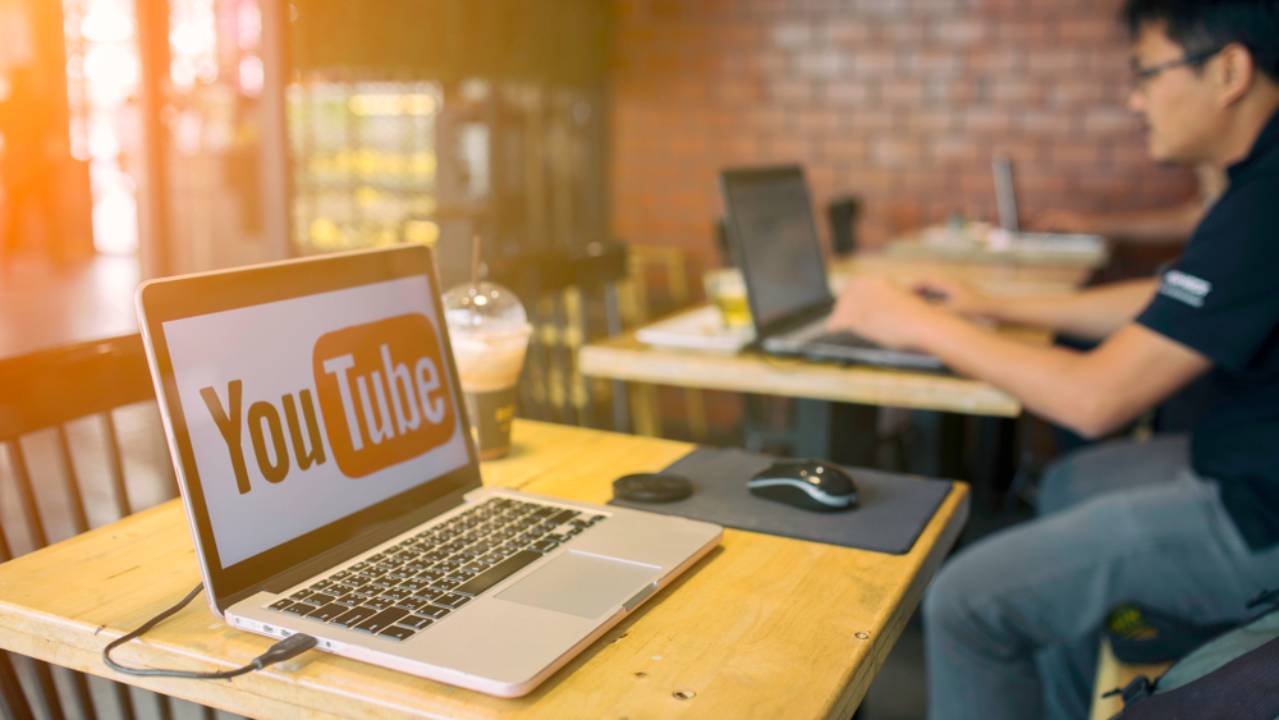 uomo lavora al video editing con youtube