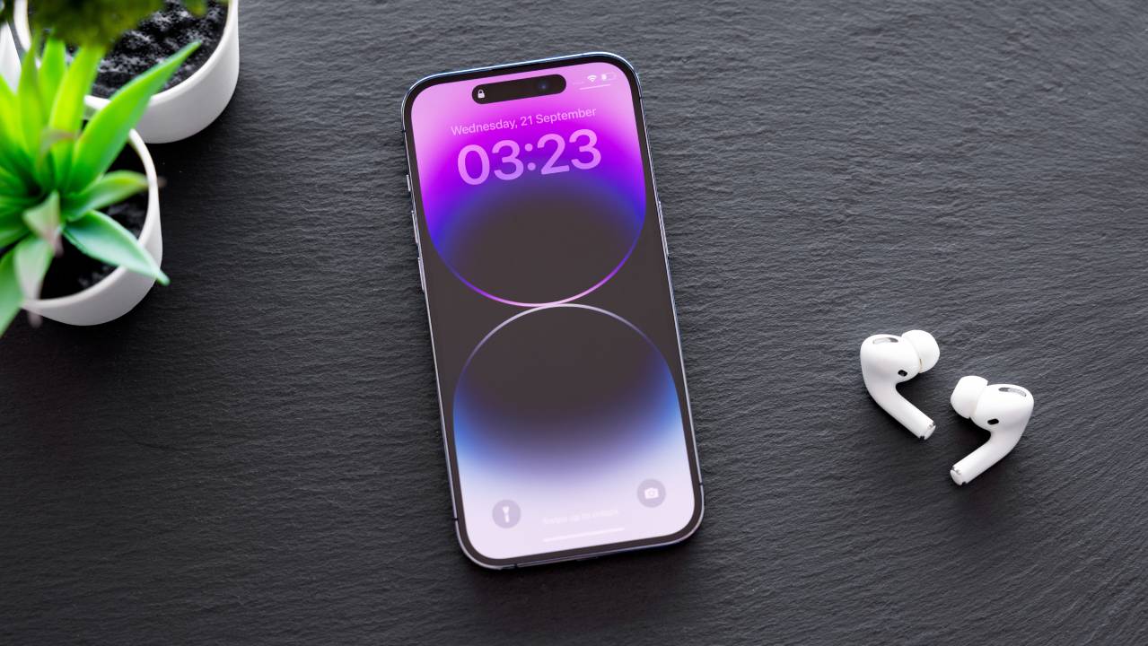 cellulare iphone 14 con airpods sulla scrivania