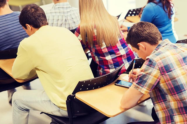 Smartphone tra i banchi di scuola