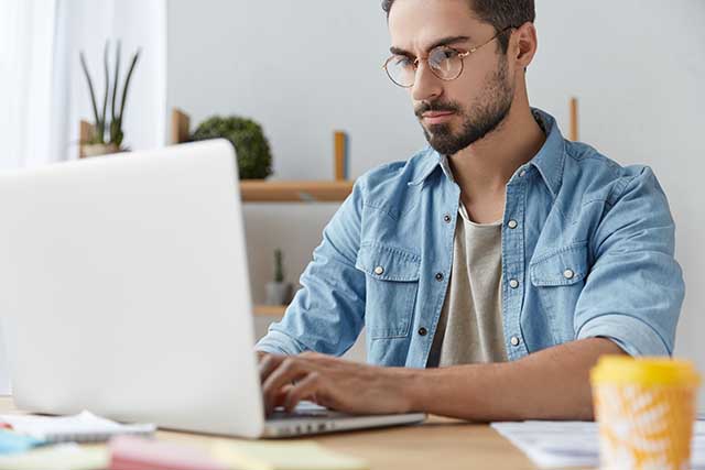 Lavoro alla scrivania a casa