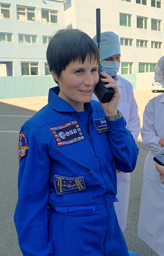 Samantha Cristoforetti con un telefono satellitare
