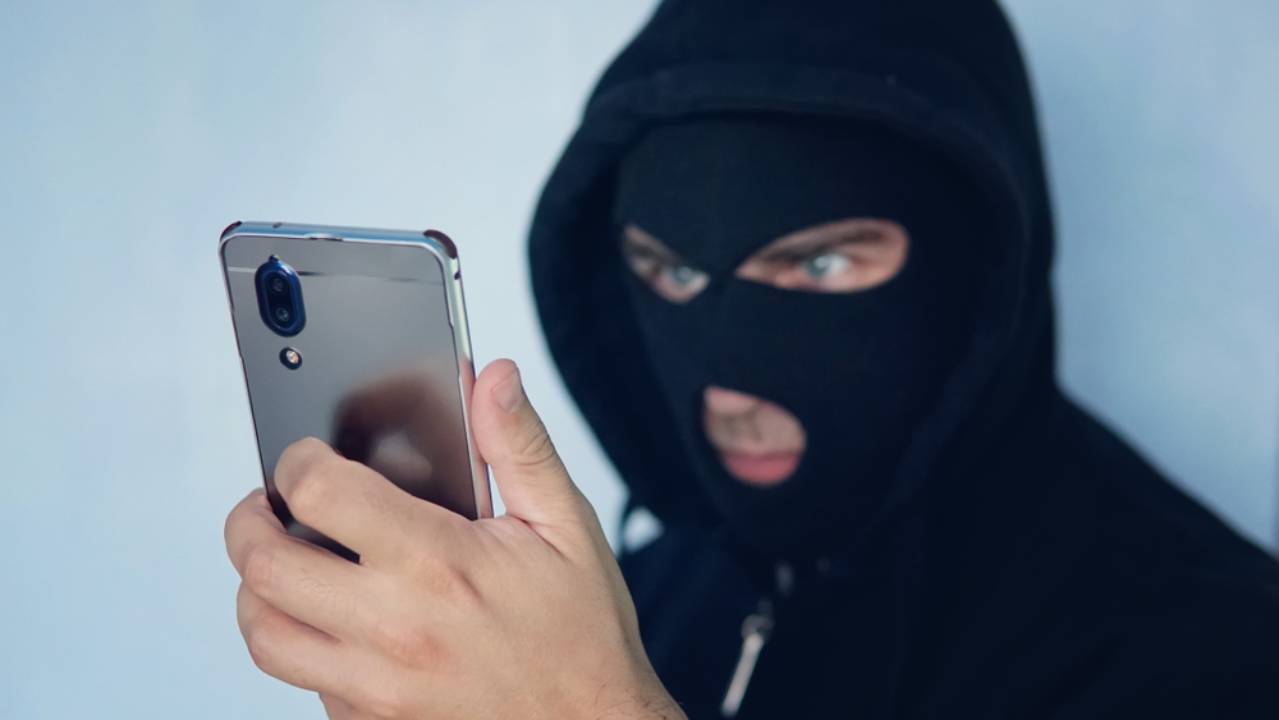 hacker etico con smartphone