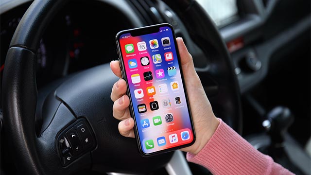 iPhone X a bordo di un'auto