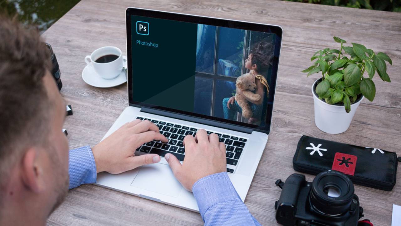 persona utilizza photoshop su computer