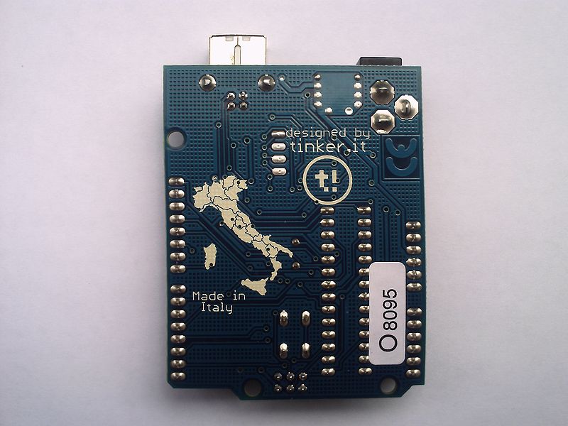 La parte retrostante di Arduino,
  con la cartina dell'Italia