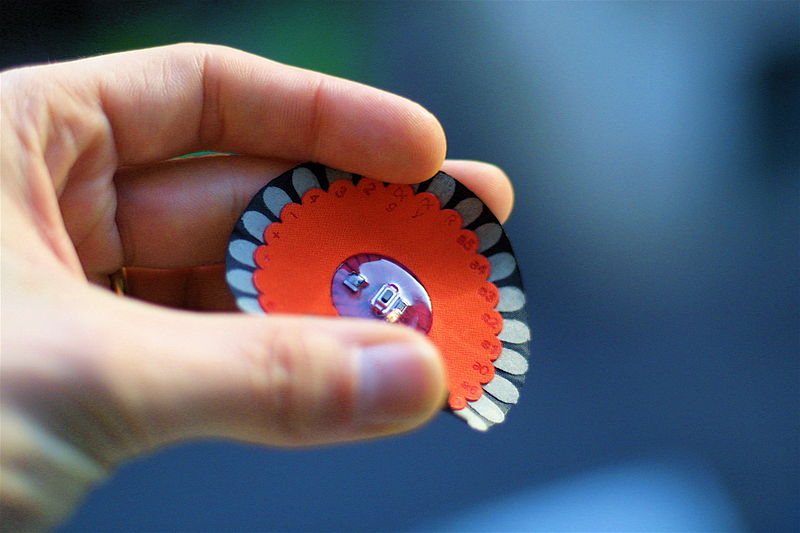Lilypad Arduino,
  versione rotonda e flessibile del microcontrolle ideale per gli abiti
