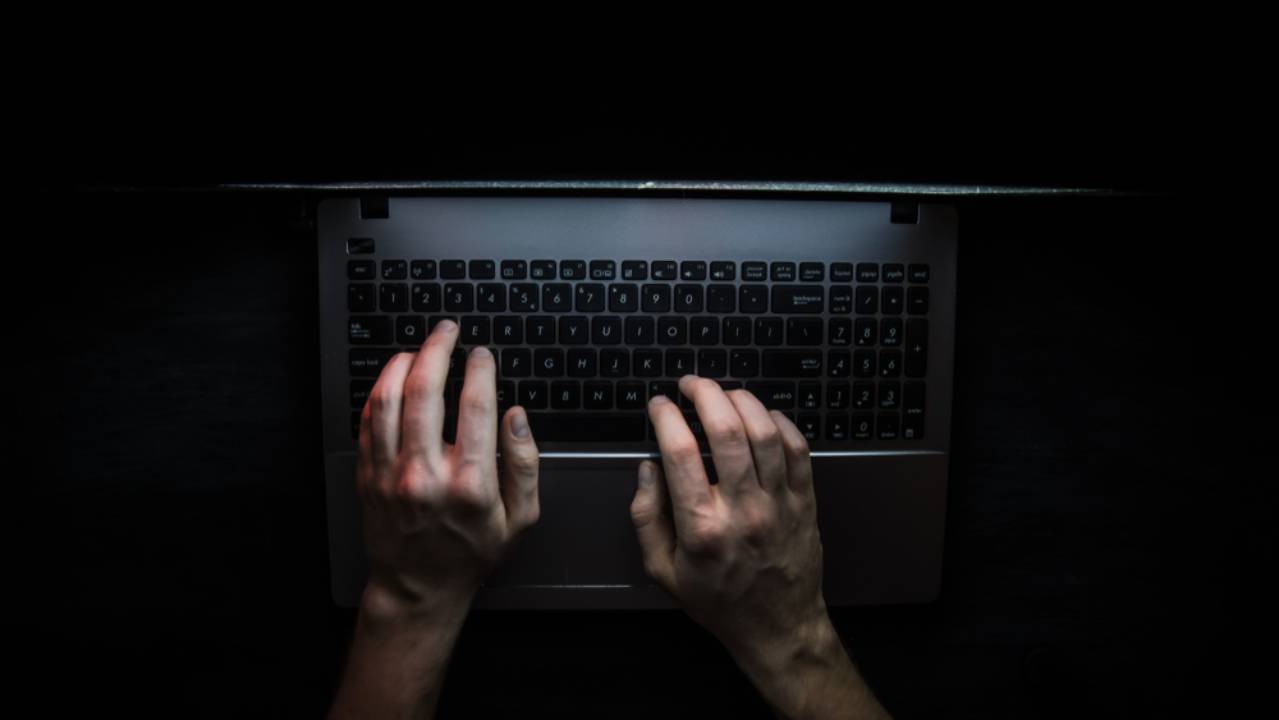 persona che accede al dark web