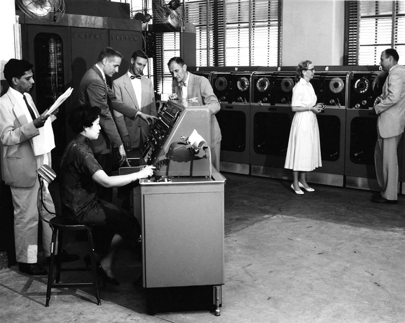 Grace Hopper e il suo team al lavoro sullo sviluppo di COBOL