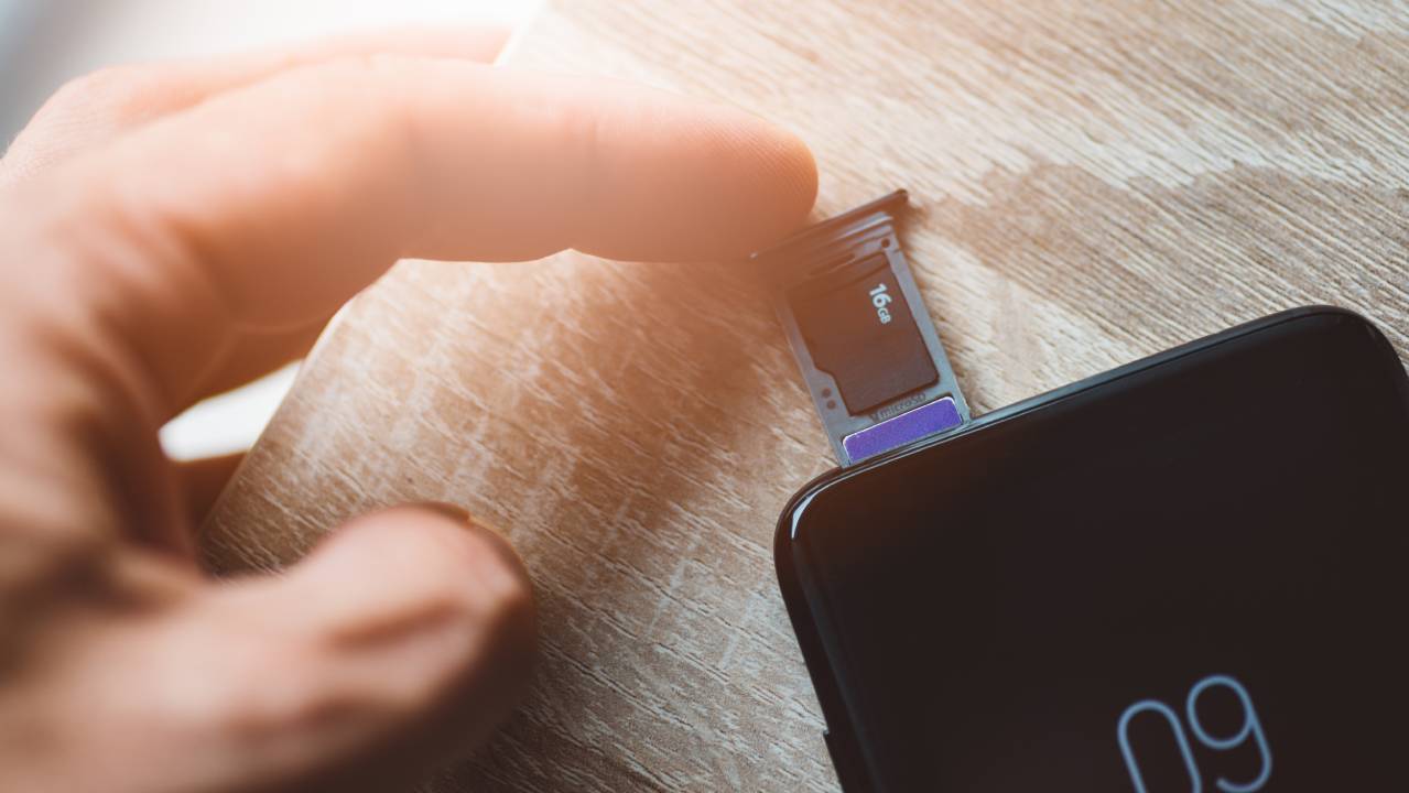 inserimento scheda memoria esterna in uno smartphone