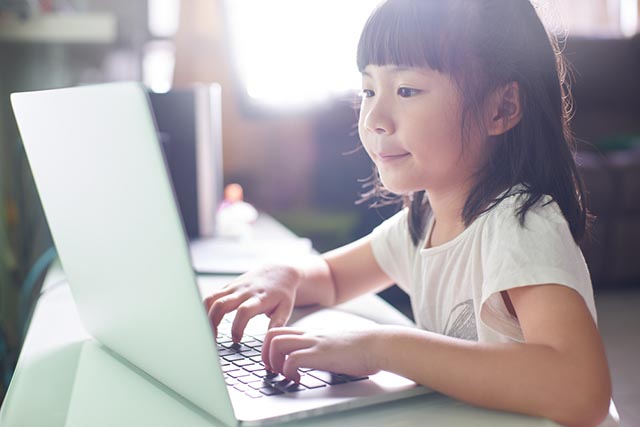 Bambina sola con il computer
