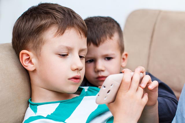 Bambini soli con lo smartphone