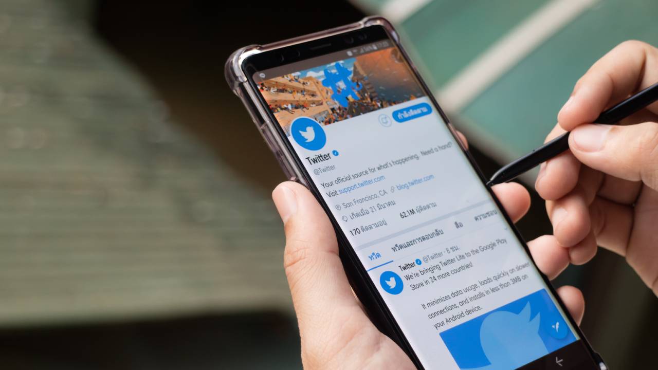 persona che usa app di twitter