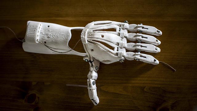 Mano bionica realizzata con stampante 3D