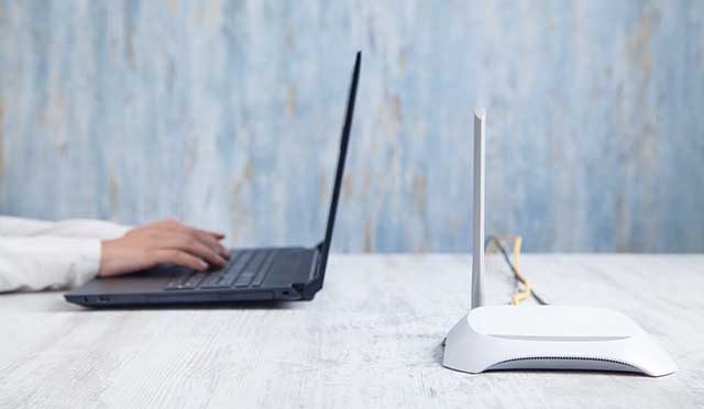 PC portatile collegato al router Wi-Fi