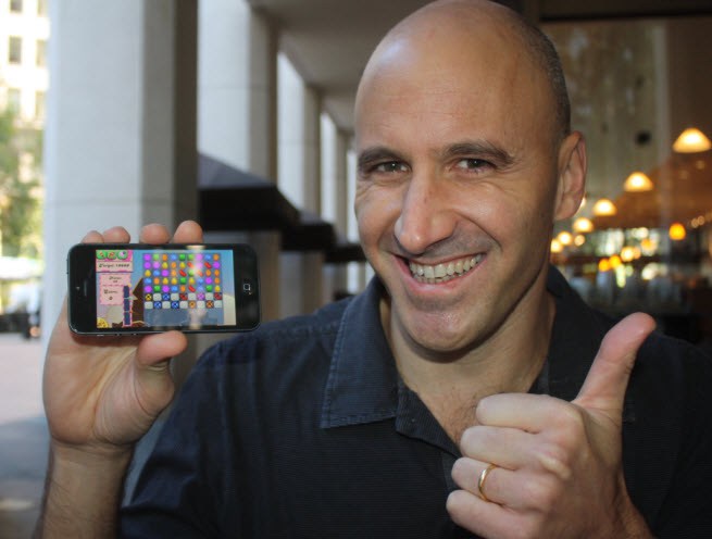 Zacconi con la versione mobile di Candy Crush Saga