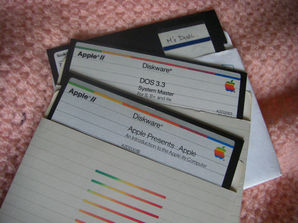 Floppy disk da 5.25 pollici con una capacità da poche centinaia di kilobyte