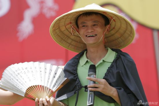 Jack Ma in abiti tradizionali cinesi