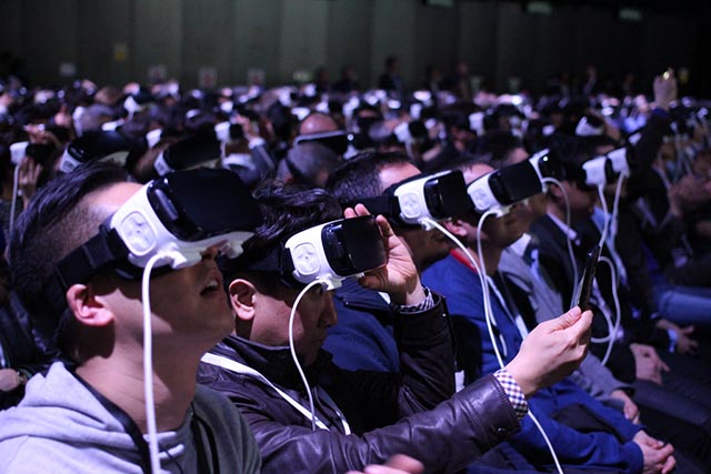Platea con visori VR indossati