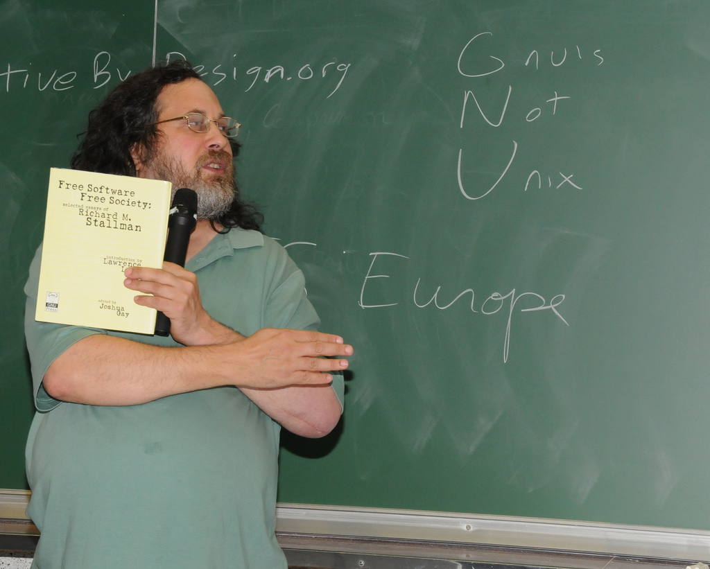 Stallman nel corso di una lezione universitaria sul Free Software e sull'open source