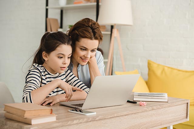 Mamma e figlia al PC