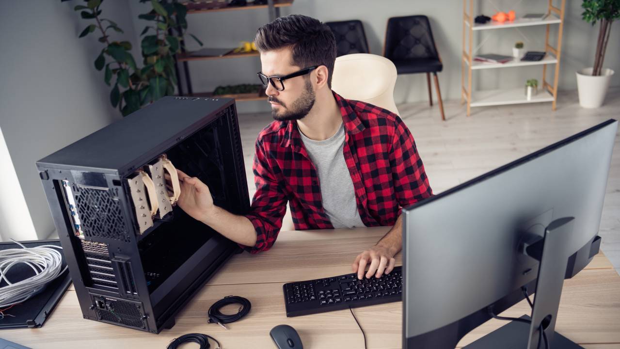 ragazzo che ripara case del pc