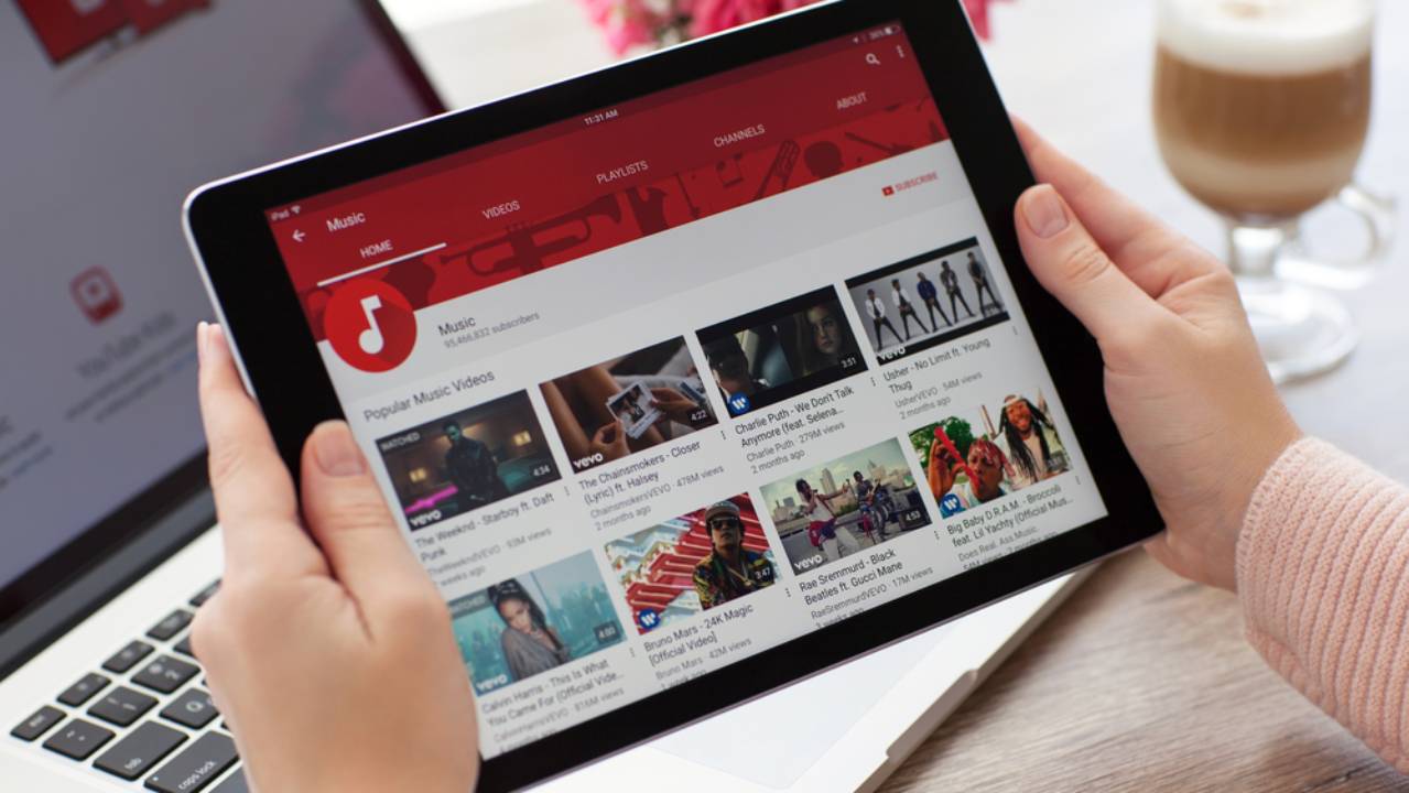 persona guarda Youtube su Tablet