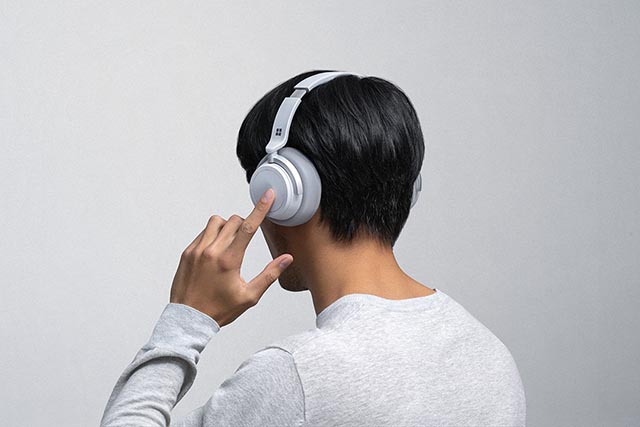 Superficie touch sulla parte esterna dei padiglioni delle Surface Headphones