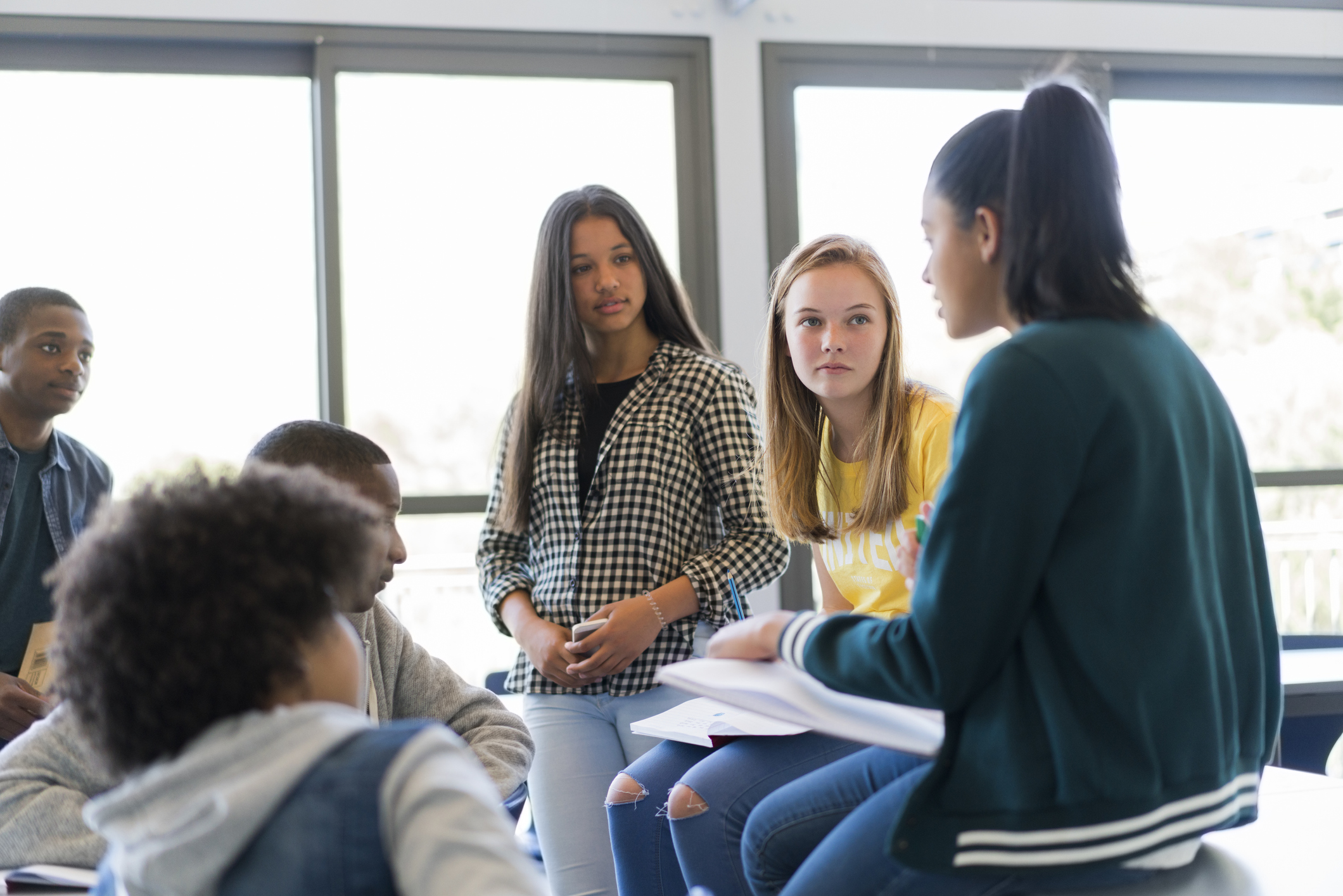 ragazze e ragazzi a scuola