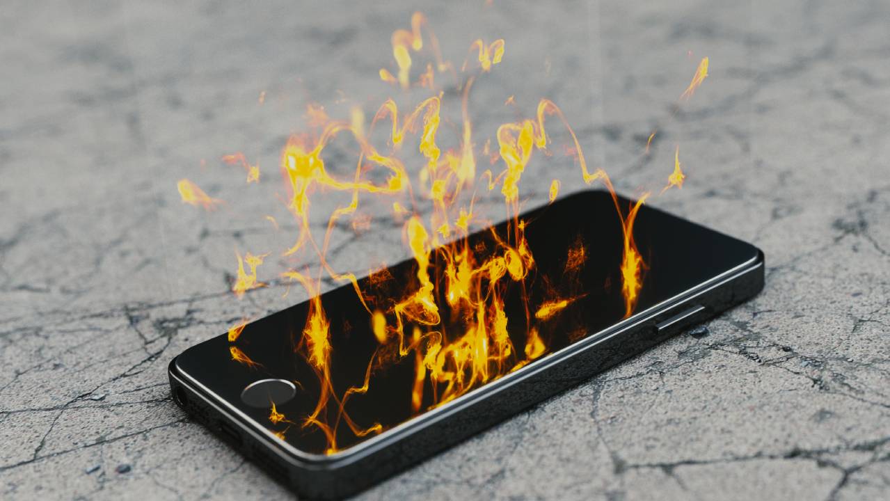 schermo smartphone in fiamme