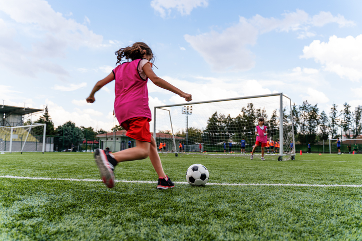 Football femminile - due calciatrici in erba