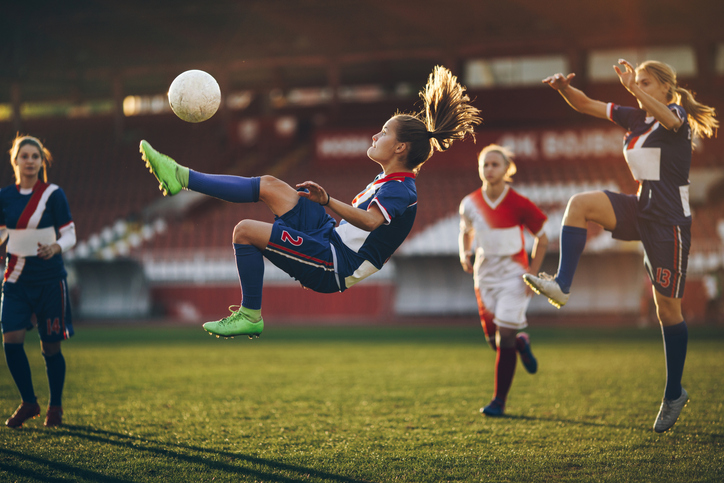 Calcio femminile - rovesciata in campo