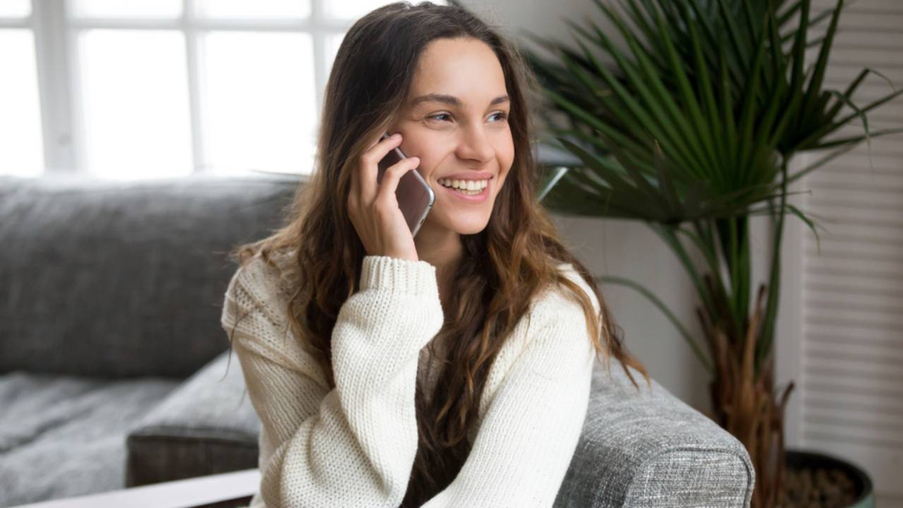 donna che parla al telefono