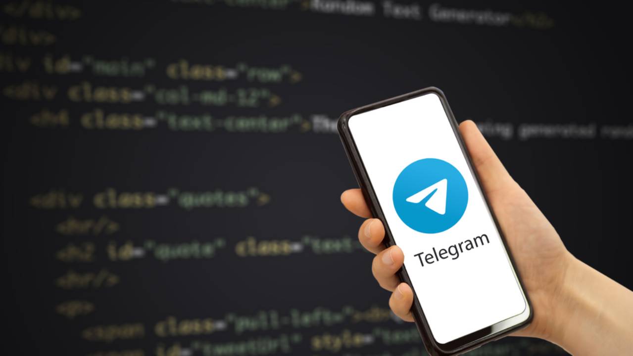 persona che usa Telegram