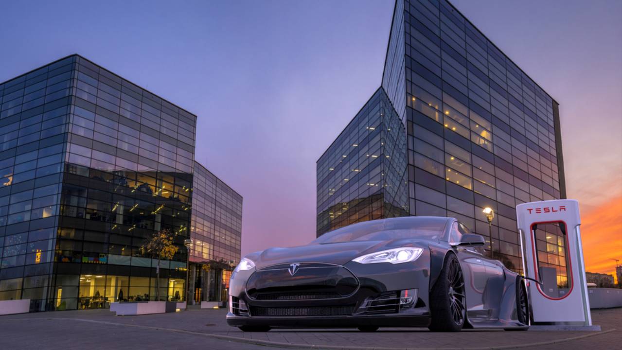 automobile Tesla mentre ricarica