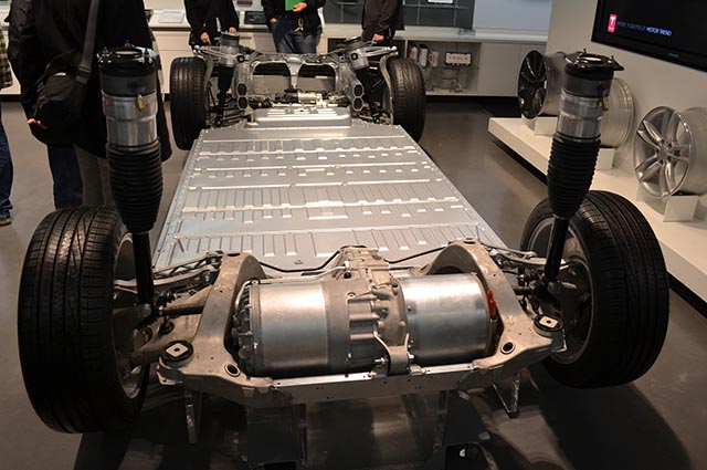 Le batterie agli ioni di litio nel fondo piatto di una Tesla