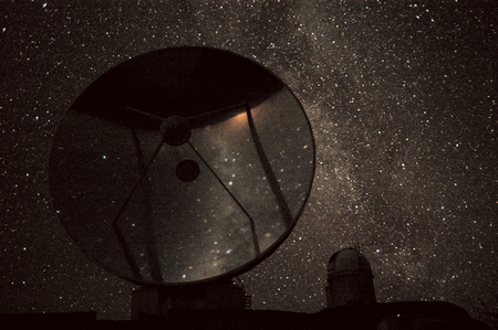 Osservatorio astronomico e, sullo sfondo, la Via Lattea