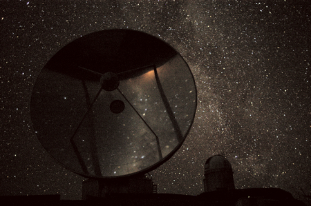 Osservatorio astronomico e, sullo sfondo, la Via Lattea