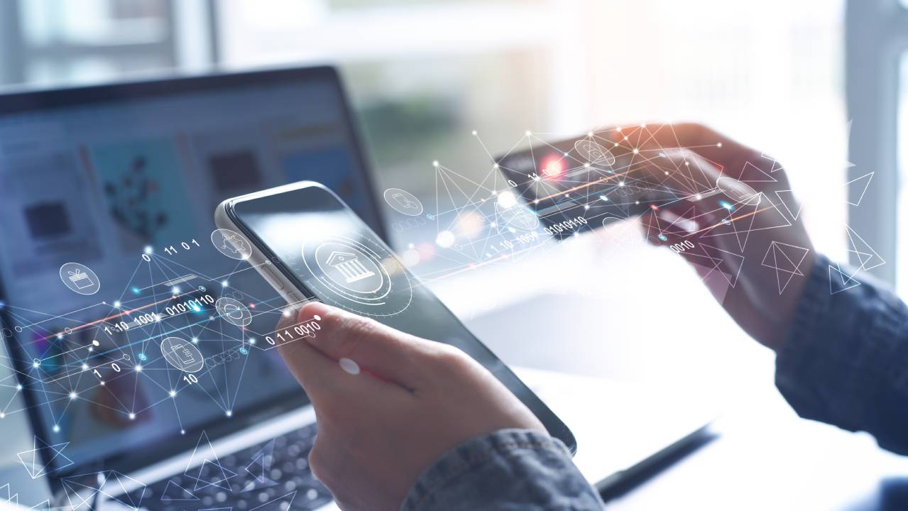 persona che effettua pagamento digitale
