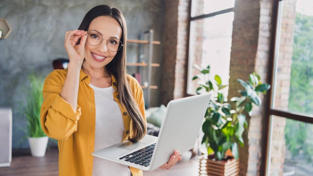 donna che fa formazione al computer