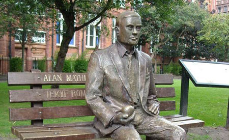 La statua di Alan Turing con in mano la mela avvelenata